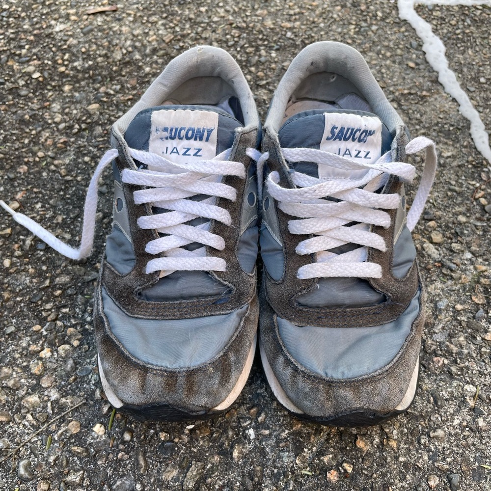 These are classic blue Saucony Jazz sneakers, Men’s size 7.5/8